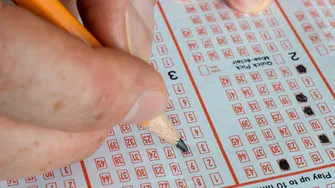 Un bărbat care a câștigat 6 milioane de euro la Loto s-a întors la fostul său loc de muncă. Motivul pentru care a luat această decizie