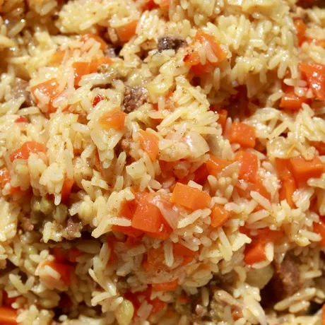 Ce să pui în pilaf ca să iasă cremos și pufos. Ingredientul care înmoaie instant orezul