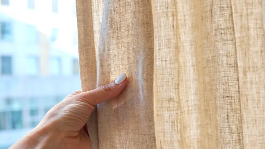 Trucul simplu care îți ține perdelele fără praf, fără să le speli constant