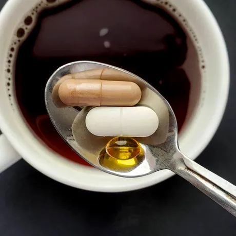 Elixirul tinereții există! Ce să pui în cafea să scapi de riduri. Ingredientul din farmacii care încetinește procesul de îmbătrânire