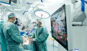 Tumoare pe creier, operată minim invaziv cu un microscop performant