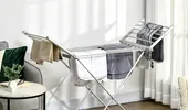 Cum să usuci hainele în casă fără să prindă miros de umezeală. Greșelile pe care să le eviți