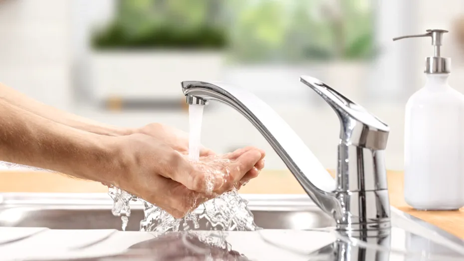 Cum să cureți chiuveta din bucătărie și să scapi de mirosuri. Soluțiile simple care desfundă rapid scurgerea