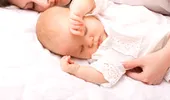 Dormitul bebelusilor in acelasi pat cu parintii, extrem de periculos