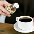 Sarea în cafea și sănătatea: ce spun medicii despre acest obicei