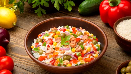 Salata rece de orez ca în Italia. Rețeta simplă și plină de savoare pe care o vei prepara toată vara