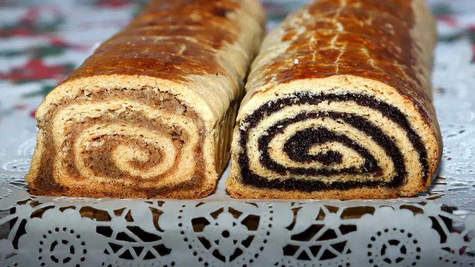 Cozonac unguresc Baigli cu aluat subțire și multă umplutură de mac sau nucă. Trebuie să încerci rețeta!