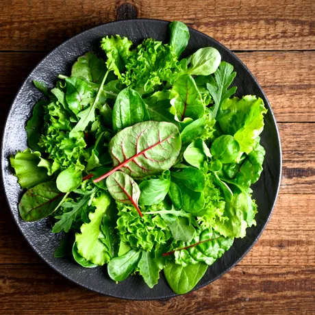 Cum să depozitezi corect salata verde ca să rămână proaspătă mai mult timp