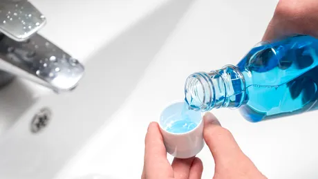 Pericolul major din apa de gură. Ce pățești dacă o folosești zilnic