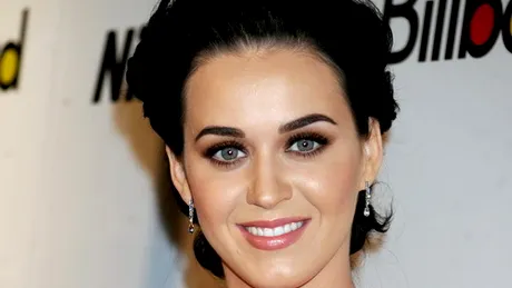 Cântăreaţa Katy Perry a lansat o nouă linie de gene false