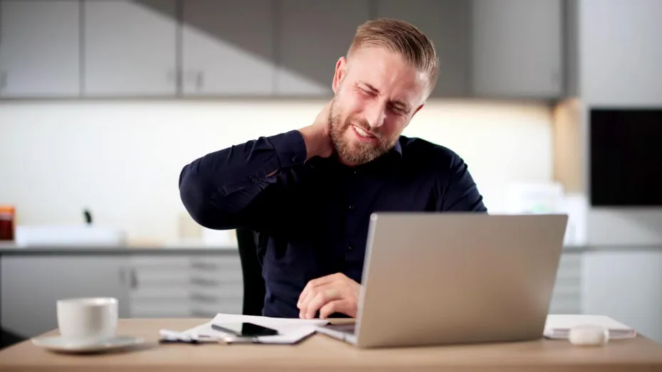 Trosnitul gâtului poate cauza accident vascular? Pericolele ascunse în spatele acestui obicei