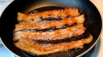 Nu arunca grăsimea după ce ai gătit bacon! Ce poți să faci cu „aurul lichid”