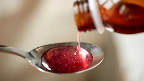 Rețeta de sirop făcut în casă. Amestecul natural care poate calma congestia nazală, durerile în gât și tusea persistentă