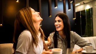 Motivul pentru care femeile au relații de prietenie mult mai solide decât bărbații. Explicația psihologică din spatele acestor legături