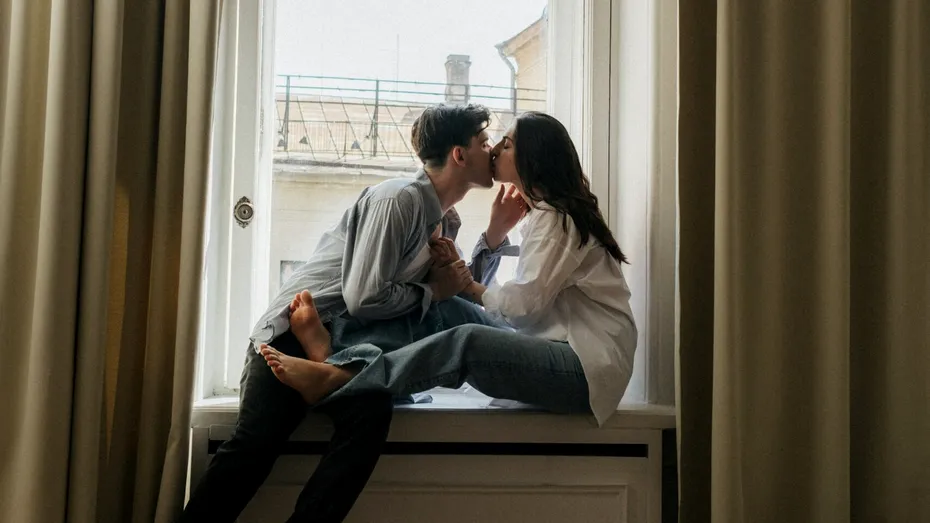 6 semne ale limbajului corpului care indică faptul că este atras de tine