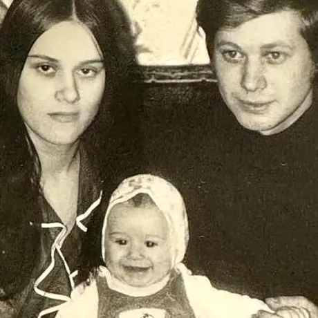 Îl mai recunoști? Astăzi este unul dintre cei mai apreciați cântăreți din țara noastră. Fotografii de colecție din copilărie | FOTO