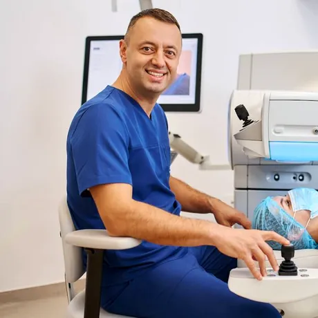 Un nou standard în oftalmologia din România: Dr. Teodor Holhoș, primul chirurg oftalmolog român care obține acreditarea „Master Surgeon in Minimally Invasive Surgery”