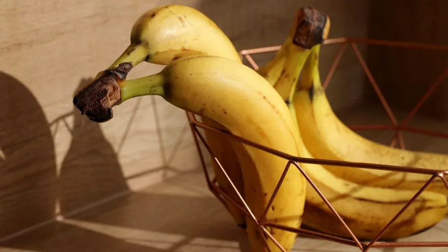 De ce să nu mai ții bananele în bolul de fructe. Trucul care le face să reziste mai mult timp fără să se strice