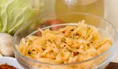 Ce beneficii poate avea varza murată pentru organism, în funcție de modul în care este consumată