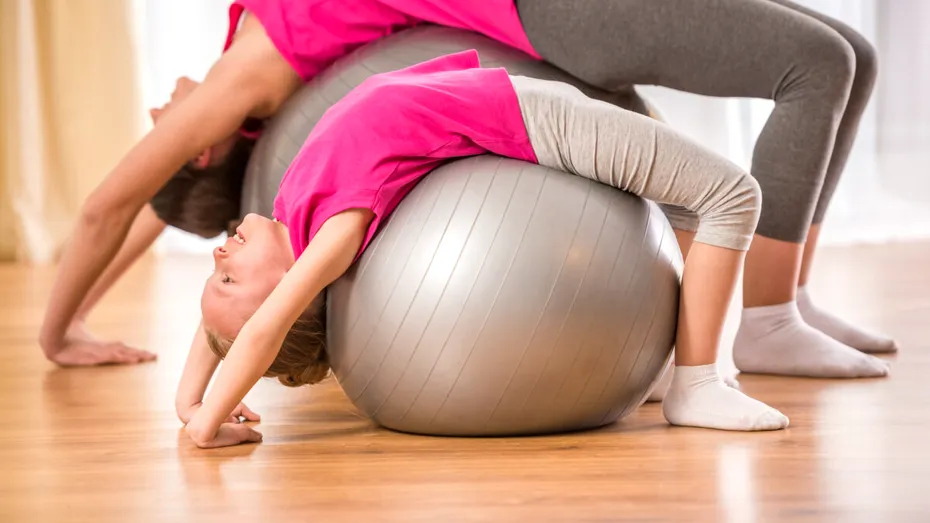 De ce este esențial ca părinții să impulsioneze mișcarea la copii