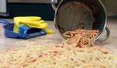 Regula celor 5 secunde pentru mâncarea scăpată pe jos: Mit sau Adevăr?