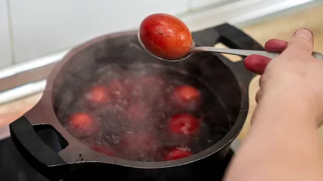 Cum îți dai seama că ai făcut indigestie de la prea multe ouă de Paște. Senzația de „piatră în stomac” e primul semn