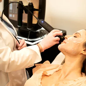 Tratamentele de toamnă care redau luminozitatea pielii – melasmă, pete pigmentare, rozacee și deshidratare