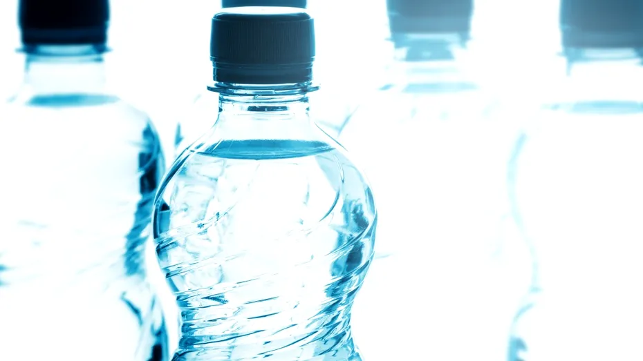 Autoritățile sanitare sunt în alertă! Sticle de apă îmbuteliată, retrase urgent de pe piață