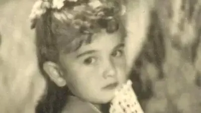 Imagine virală cu o legendă a muzicii românești. O recunoști pe fetița din fotografie?