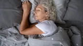 În cât timp trebuie să adormi pentru a nu te confrunta cu demența?