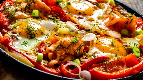 Shakshuka cu ouă și Cârnați Grătărescu Cris-Tim