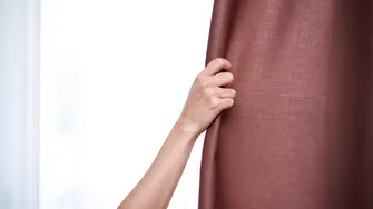 Cât de des ar trebui spălate perdelele? Sfaturi utile pentru casă înainte de Paște