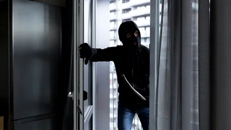 Cum poți să-ți protejezi casa de hoți când ești în vacanță. Nu ai nevoie de camere de filmat