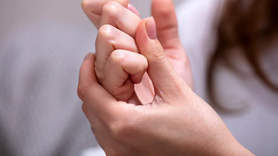 Ce a descoperit un medic după ce și-a trosnit degetele timp de 50 de ani