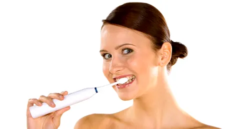 Cum îmbunătăţeşte sănătatea dinţilor o periuţă electrică?