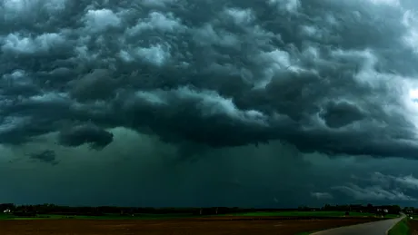 De ce capătă cerul o culoare verde înaintea unor furtuni puternice? Explicația fenomenului care atrage atenția meteorologilor
