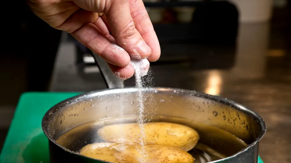 De ce e bine să pui sare, cimbru și dafin în apa în care fierbi cartofii pentru piure