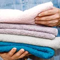Cum cureți în profunzime prosoapele înainte de vară. Trucurile simple care elimină mirosurile și le fac din nou pufoase