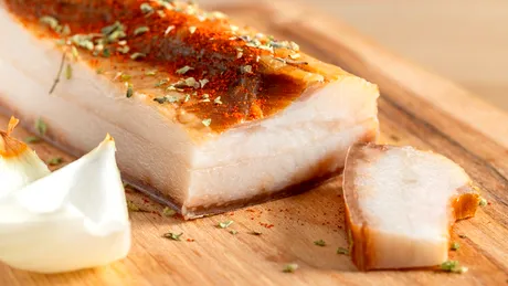 Slănină fiartă în coji de ceapă cu usturoi. Se prepară extrem de simplu!