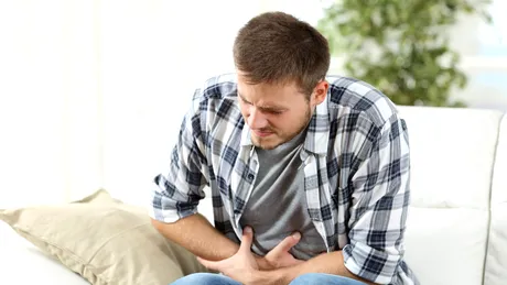 Complicația severă care se poate manifesta prin durere abdominală intensă și febră