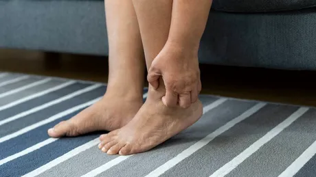 Simptomul care apare pe picioare și anunță diabetul, o boală renală sau o boală de ficat. Când să mergi la medic