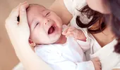 O fetiță de 11 luni a murit din cauza unui medicament administrat de mama sa, „primit pe stradă”. Femeia nu a consultat înainte prospectul, pentru că nu știe să citească
