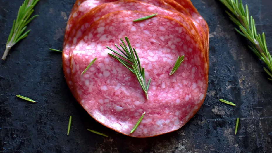 Aperitiv cu salam, rozmarin, curmale și nuci pecan