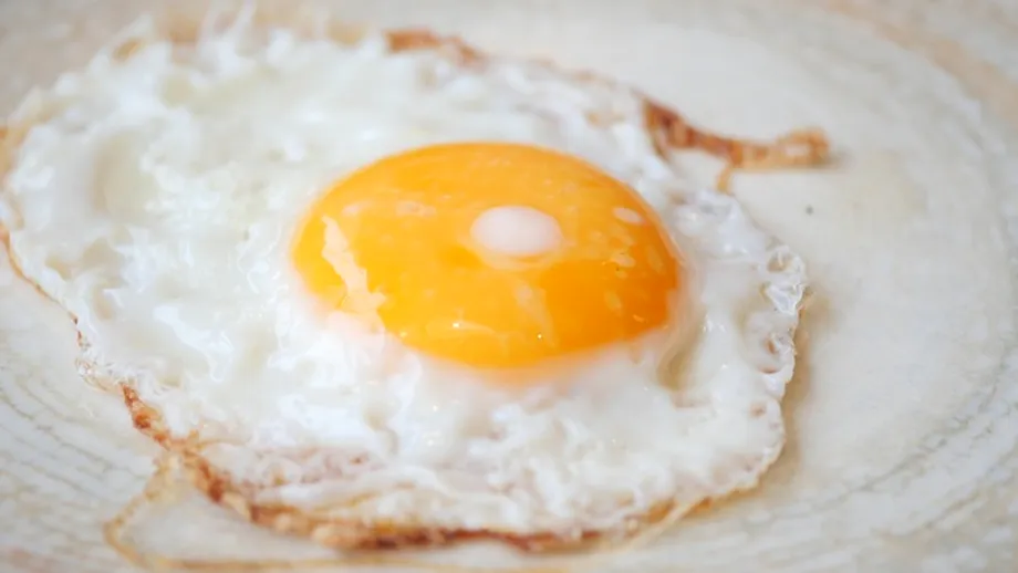 Ouăle prăjite vor fi mai crocante și mai gustoase, dacă adaugi un singur ingredient. Doar bucătarii îl folosesc