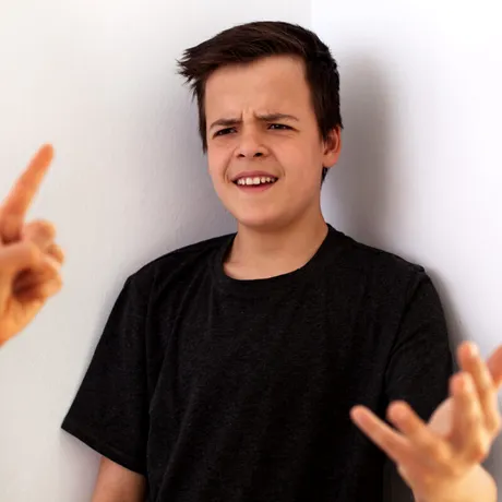 Cum putem gestiona furia și comportamentele agresive ale copiilor și adolescenților / VIDEO