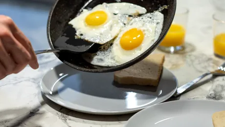 Greşelile pe care le fac majoritatea oamenilor când gătesc ouă. Cum să-ți iasă ouăle ochi perfecte