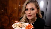 Cum gătește Andreea Ibacka somon cu sos alb. Printre ingrediente sunt și smântâna de gătit și parmezanul