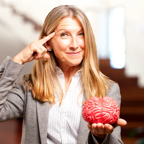 6 obiceiuri aparent inofensive, dar care îți îmbătrânesc creierul