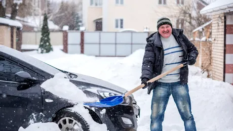 Cum să dai deoparte zăpada cu lopata fără să te accidentezi. Atenție, este strict interzis celor care au probleme cu spatele!