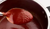 Cum prepari un bulion de roșii rapid și gustos, cu doar 5 minute de fierbere. Nu fermentează peste iarnă!